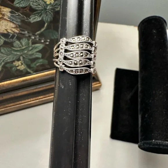 Elegant Silver Women's Ring - Picture 3 of 6